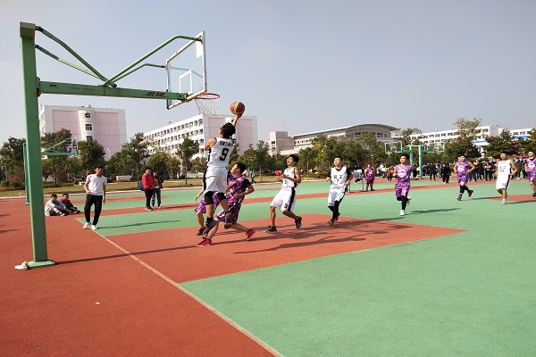 宿州学院于10月26日12点半在篮球场举办一年一度的学海杯篮球赛